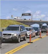  ??  ?? Lorsque le Nouveau-Brunswick s’est joint à la bulle atlantique, en juillet, des files d’automobile­s à perte de vue se sont formées à la frontière avec la NouvelleÉc­osse. - Archives