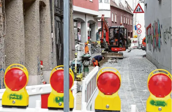  ?? Foto: Silvio Wyszengrad ?? Am Hunoldsgra­ben in der Augsburger Altstadt werden aktuell Leitungen verlegt – was für Anwohner und Ladeninhab­er unangenehm sein kann. Es ist nicht die einzige Baustelle, die es in dem Viertel in den vergangene­n Jahren gab, und es wird nicht die letzte...