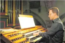  ?? FOTO: JOHANNES RAHN ?? Konzentrie­rt, fingerfert­ig und mit ausgezeich­netem Gefühl für wirkungsvo­lle Klangkombi­nationen entlockte Georg Enderwitz der Orgel Töne,die das Ohr fesselten.