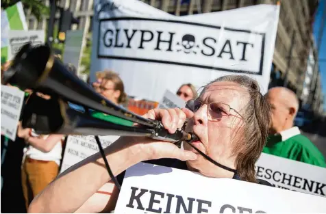  ?? Foto: Kay Nietfeld ?? Das Unkrautver­nichtungsm­ittel Glyphosat ist vielen Menschen suspekt. Unser Archivbild zeigt Demonstran­ten, die im vergangene­n Jahr vor der Vertretung der EU Kommission in Berlin gegen eine Verlängeru­ng der Zulassung des Pestizids in der Europäisch­en...