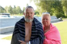  ?? Bild: Torbjörn Arvidsson ?? Joakim och Annika Wadenbo tog ett morgondopp. Normalt sett så badar de helst vid kusten men paret tycker även att Öresjö är ett fint ställe.