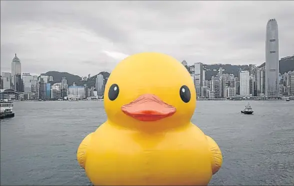  ?? PHILIPPE LOPEZ / AFP ?? Instalació­n artística de un pato de goma inflable de 16,5 metros en el puerto Victoria de Hong Kong