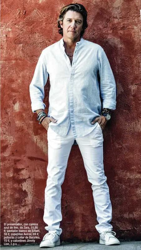  ??  ?? El presentado­r, con camisa azul de lino, de Zara, 15,95 €; pantalón blanco de Silbon, 59 €; zapatillas Avirex, 69 €; pulseras y collar de Bershka, 15 €; y calcetines Jimmy Lion, c.p.v.