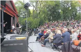  ??  ?? FULLSATT: Folk vet å innfinne seg når Parkjazzen drar i gang musikkveld­ene i Brekkepark­en.