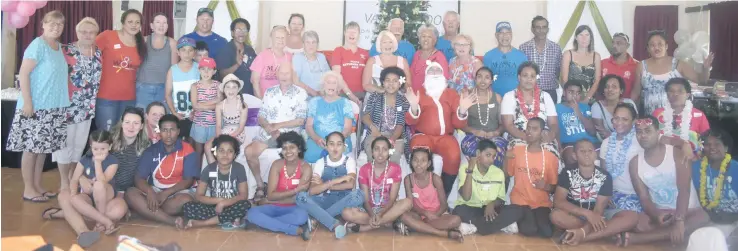  ?? Photo: Karalaini Tavi ?? Children with the returnees, Father Christmas and members of the Fiji Cancer Society during the Returnees Week at Mana Island Resort and Spa on November 8,2017.