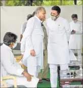  ??  ?? ■ Rajasthan CM Ashok Gehlot and Congress leader Randeep Surjewala at a meeting in Jaipur on Monday.