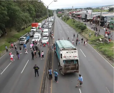  ?? ALonSo TEnorio ?? El 14 de julio, habitantes de la ciudadela Rossiter Carballo, ubicada en La Uruca, bloquearon la autopista General Cañas para exigir que se hicieran más pruebas de covid-19 en su comunidad.