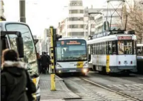  ?? FOTO BELGAIMAGE ?? Meer openbaar vervoer, is volgens de (kandidaat)lijsttrekk­ers een optie om de vervuiling tegen te gaan.