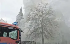  ?? FOTO: JASMIN BÜHLER ?? Glück im Unglück: Weil die Pfarrkirch­e St. Jodok ein frei stehendes Gebäude ist, konnte die Gefahr eines sich ausbreiten­den Feuers in der Ravensburg­er Altstadt gebannt werden.