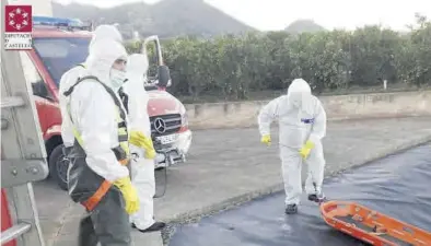  ??  ?? Los bomberos utilizaron equipos de protección contra el coronaviru­s para efectuar el rescate del cuerpo. ((
SIAB