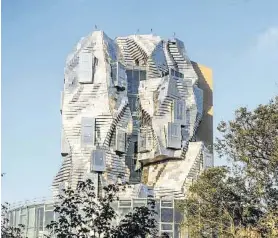  ??  ?? Luma Arles. Frank Gehrys 56 Meter hohes Arts Resource Centre soll im April öffnen. Es ist Teil des Parc des Ateliers in der Provence, in den die Schweizer Kunstsamml­erin Maja Hoffmann seit 2013 rund 150 Millionen Euro steckte.