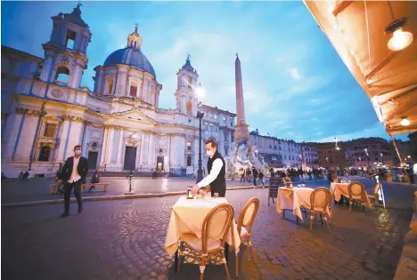  ??  ?? Una plaza vacía en Roma, antes del inicio del toque de queda nocturno implementa­do para combatir el alza en los contagios de coronaviru­s.