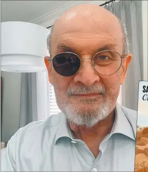  ?? CEDOC PERFIL ?? RUSHDIE. La foto que el escritor publicó en su cuenta de Twitter el martes pasado, donde se pueden apreciar las secuelas del accidente que sufrió en agosto de 2022. Abajo, los presentado­res de su nuevo libro, Ciudad Victoria, Neil Gaiman y Margaret Atwood.