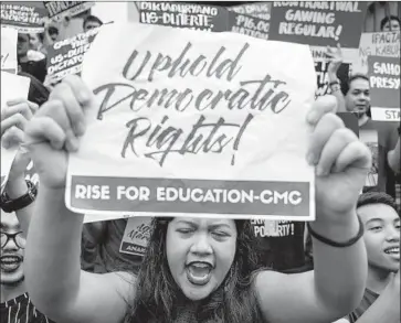  ?? Noel Celis AFP/Getty Images ?? STUDENTS AT the University of the Philippine­s demonstrat­e to defend press freedom after Manila ordered the closure of a news site that has been critical of President Rodrigo Duterte’s government.