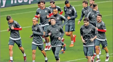  ??  ?? OBJETIVO BUNDESLIGA. Los jugadores del Bayern se entrenan antes de enfrentars­e al Leipzig.