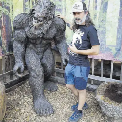  ?? Twitter ?? Roger Usart posa junto a una estatua que representa a un ‘bigfoot’ o ‘sasquatch’.