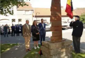  ?? FOTO MARC WOUTERS ?? Districtsb­urgemeeste­r Koen Palinckx (N-VA) en de districtss­chepenen Fabienne Van Damme (Vooruit) en Micke De Mare (Open Vld) leggen bloemen neer aan het Lancasterm­onument.