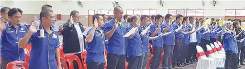  ??  ?? The NRD staff from throughout the state taking the corruption free pledge at SJKC Yuk Yin Hall in Keningau yesterday.