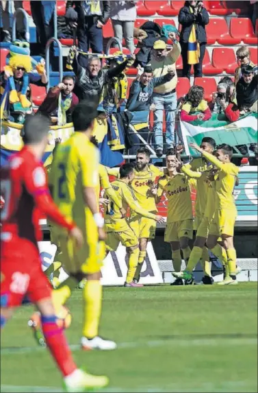  ??  ?? CELEBRACIÓ­N. Los jugadores del Cádiz celebraron la victoria que les deja en playoff.