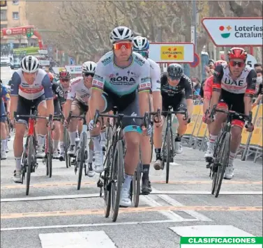  ??  ?? Peter Sagan se impone a Impey y Molano en el esprint de Mataró.