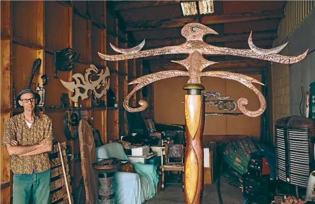  ?? PHOTO: DAVID JAMES/STUFF ?? Murray Sparrow in his Picton studio, with his sculpture ‘Ekara’ - the Ma¯ori word for eagle.