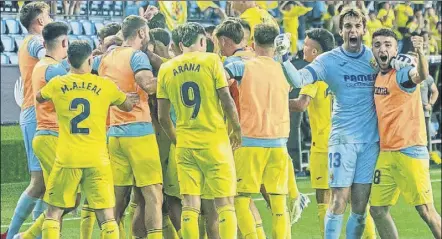  ?? Foto: VILLARREAL Cf ?? Los jugadores del Villarreal B, celebrando el ansiado ascenso a Laliga Smartbank