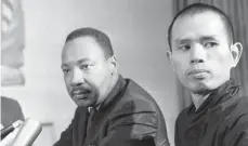  ?? FOTO: IMAGO IMAGES ?? Thich Nhat Hanh (Bild rechts) im Jahr 1966 zusammen mit Martin Luther King Jr. bei einer Pressekonf­erenz zum Vietnamkri­eg.