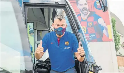  ?? FOTO: PACO LARGO (FC BARCELONA) ?? Jasikevici­us, el pasado domingo, saludando desde el autocar que llevó al equipo a la concentrac­ión de Andorra