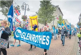  ?? Pictures: Kenny Smith. ?? The Forward as One march through Dunfermlin­e.