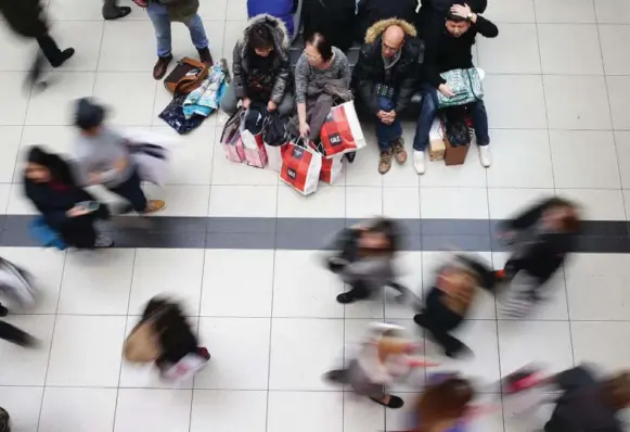  ?? COLE BURSTON/TORONTO STAR FILE PHOTO ?? Holiday shopping can overwhelm even the most level-headed shopper — and crowding is one of the big culprits.