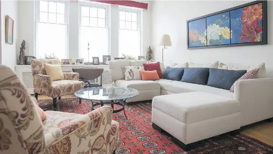  ?? PHOTOS: PIERRE OBENDRAUF ?? A Persian carpet and large triptych add a dash of colour to the living room in the Lower Westmount home of Jasmin Uhthoff and Andrew Robb.