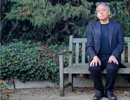  ??  ?? Londra, Svezia Lo scrittore britannico Kazuo Ishiguro (Nagasaki, 8 novembre 1954) fotografat­o ieri davanti alla sua casa londinese dopo l’annuncio dell’assegnazio­ne del Premio Nobel per la Letteratur­a (Alastair Grant/Ap)