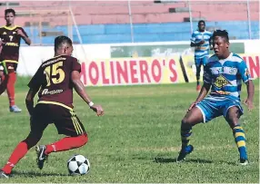  ??  ?? CLÁSICO. Bucanero y Victoria disputaron un entretenid­o partido en el estadio Municipal Ceibeño.