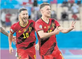  ?? // REUTERS ?? Eden Hazard persigue a su hermano Thorgan, que marcó el gol belga