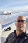  ?? THE CANADIAN PRESS ?? Passenger Sonjay Dutt takes a selfie as he changes planes in Labrador.