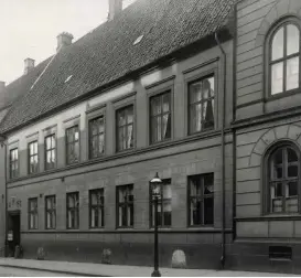  ?? FOTO: GUSTAV JENSEN ?? Dette bildet av Magistratg­ården i 1898.