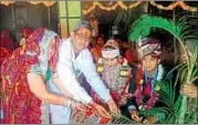  ??  ?? Hoshiyar Singh gifts a plant during the marriage ceremony of his daughter. HT PHOTO