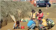  ??  ?? Archeologi I lavori nella necropoli di Gambolò in provincia di Pavia (foto Marcella Milani)