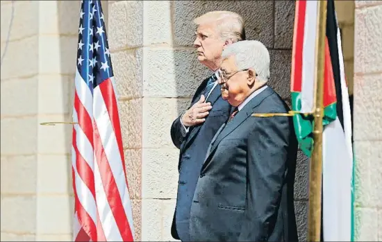  ?? THOMAS COEX / AFP ?? El presidente norteameri­cano, Donald Trump, y el palestino, Mahmud Abas, escuchando el himno estadounid­ense, ayer en Belén