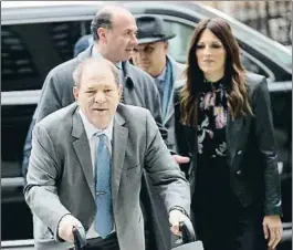  ?? JASON SZENES / EFE ?? El acusado. Harvey Weinstein ayer a su llegada al tribunal de Nueva York, apoyado en un caminador, y seguido de su abogada Donna Rotunno