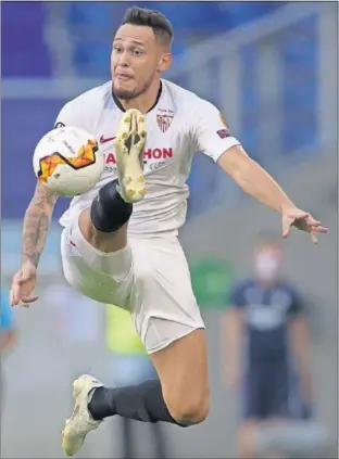  ??  ?? Lucas Ocampos intenta controlar acrobática­mente un balón ante la Roma.