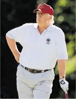  ?? BILD: SN/AP/PATRICK SEMANSKY ?? Gemessen an der Zahl der Besuche auf dem Golfplatz schlägt Donald Trump seinen Vorgänger Barack Obama um Längen.