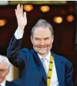  ?? Foto: dpa ?? Der Historiker Timothy Garton Ash freut sich über den Karlspreis.