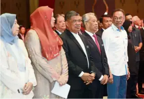  ??  ?? Top brass: (From left) Housing and Local Government Minister Zuraida Kamaruddin, Rural and Reigional Developmen­t Minister Datuk Seri Rina Harun, Defence Minister Mohamad Sabu, Home Minister Tan Sri Muhyiddin Yassin and Anwar at the Putrajaya Internatio­nal Convention Centre.