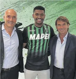  ??  ?? Marlon ya viste con su nueva camiseta//SASSUOLO