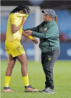  ?? | BackpagePi­x ?? BANYANA coach Desiree Ellis tries to console a heartbroke­n Hildah Magaia after the final whistle against Nigeria on Tuesday.