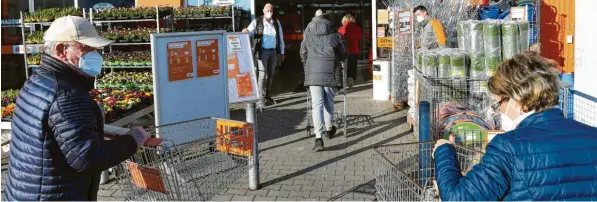  ?? Foto: Bernhard Weizenegge­r ?? Um 8.30 Uhr öffneten in Jettingen‰Scheppach Marktleite­r Rudolf Nerdinger und Gartenzent­rum‰Chef Thomas Weikert den Obi Baumarkt für die ersten etwa 20 Kunden.