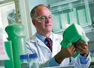  ?? FOTOS: COVESTRO DEUTSCHLAN­D AG ?? Dr. Christoph Gürtler, Leiter der Abteilung Katalyse-Forschung bei Covestro, überzeugt sich persönlich von den Eigenschaf­ten der Spezial-Schaumstof­fe auf CO2-Basis.