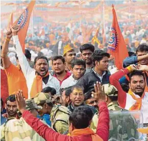  ?? [FOTO EPA] ?? Sebahagian peserta yang menyertai perhimpuna­n bagi mendesak pembinaan kuil di Ayodhya, New Delhi, semalam.