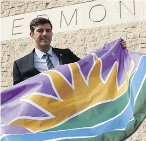  ?? IAN KUCERAK ?? Mayor Don Iveson shows Ryan McCourt’s take on a new Edmonton flag commission­ed by Treaty 6 First Nations.